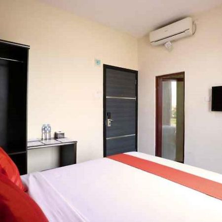 Blitz Hotel Batam Near Sultan Mahmud Ri'Ayat Shah Sekupang Buitenkant foto
