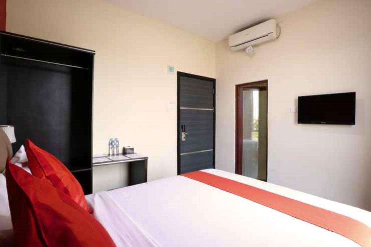 Blitz Hotel Batam Near Sultan Mahmud Ri'Ayat Shah Sekupang Buitenkant foto