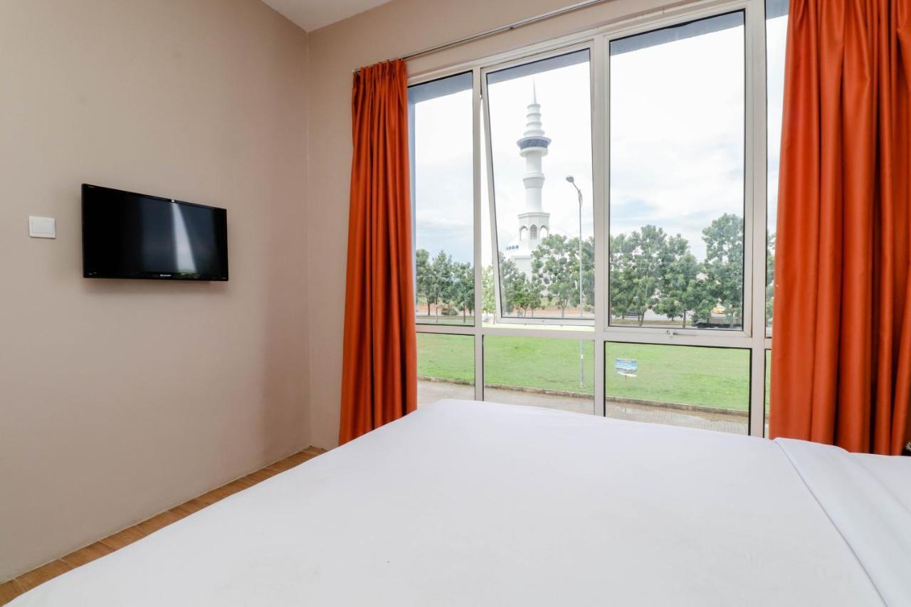Blitz Hotel Batam Near Sultan Mahmud Ri'Ayat Shah Sekupang Buitenkant foto