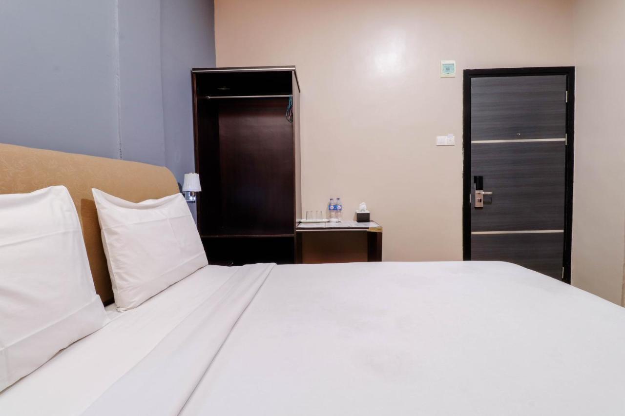 Blitz Hotel Batam Near Sultan Mahmud Ri'Ayat Shah Sekupang Buitenkant foto