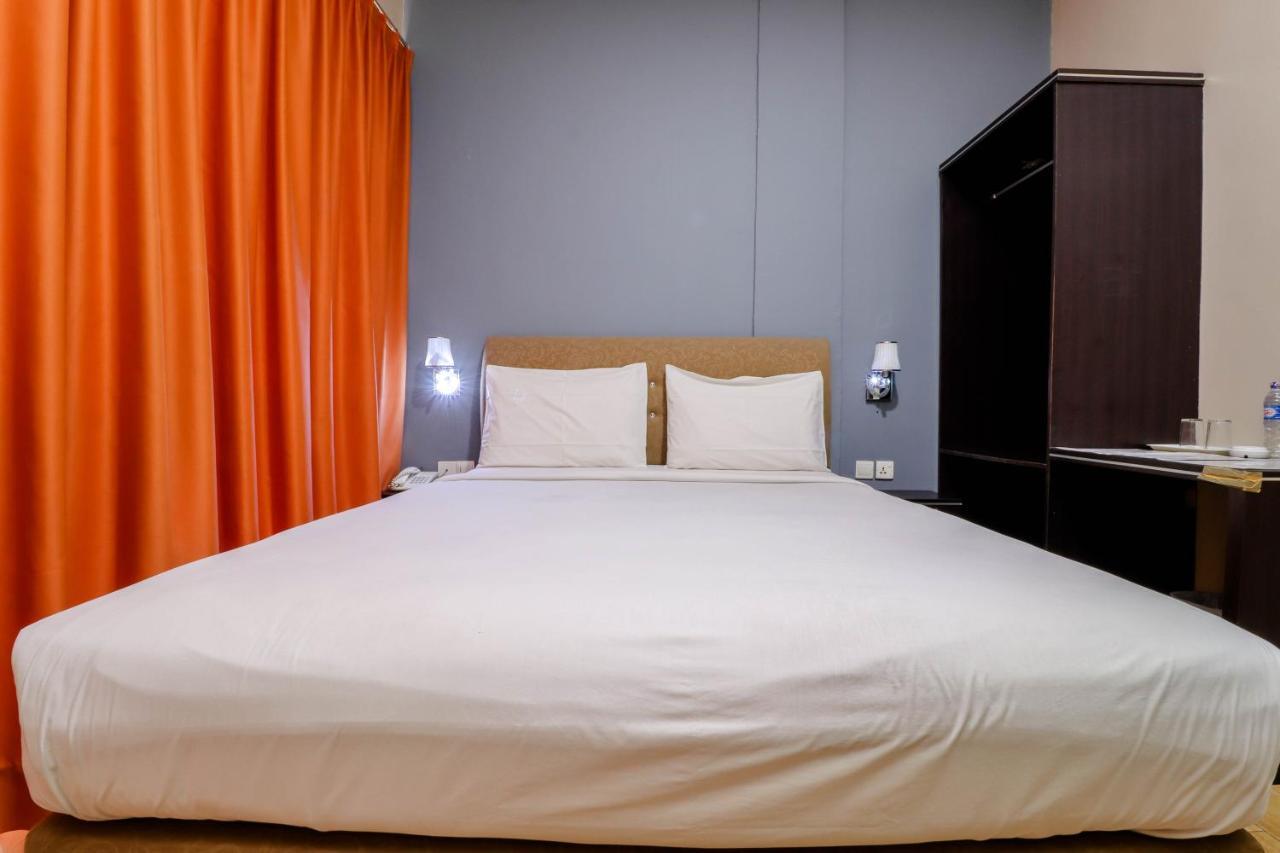 Blitz Hotel Batam Near Sultan Mahmud Ri'Ayat Shah Sekupang Buitenkant foto