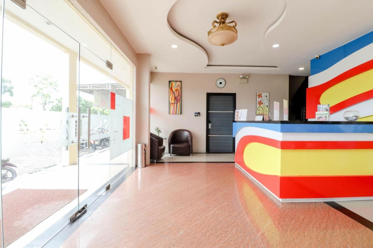 Blitz Hotel Batam Near Sultan Mahmud Ri'Ayat Shah Sekupang Buitenkant foto