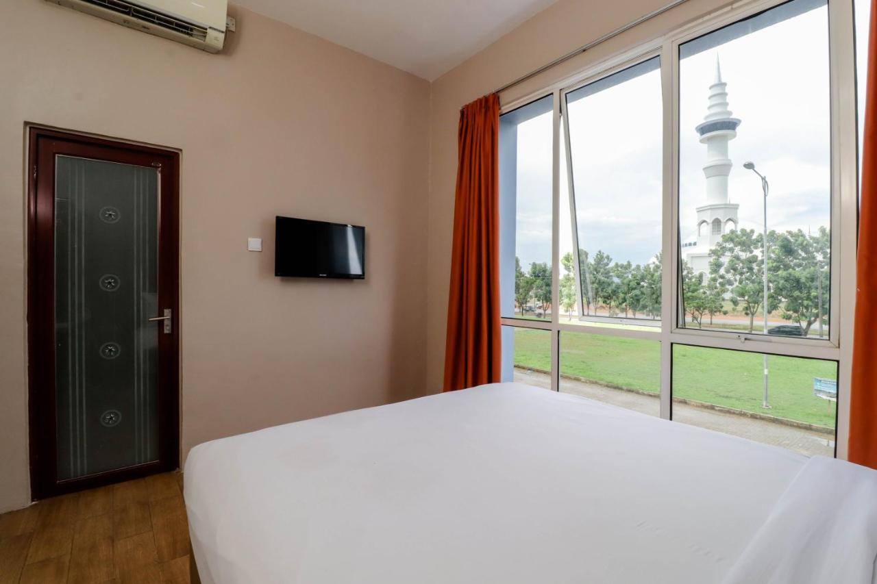 Blitz Hotel Batam Near Sultan Mahmud Ri'Ayat Shah Sekupang Buitenkant foto
