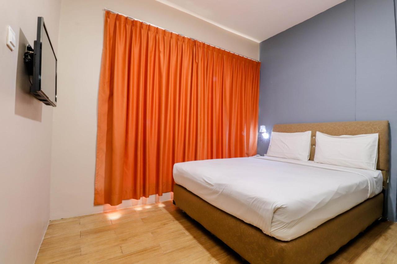Blitz Hotel Batam Near Sultan Mahmud Ri'Ayat Shah Sekupang Buitenkant foto