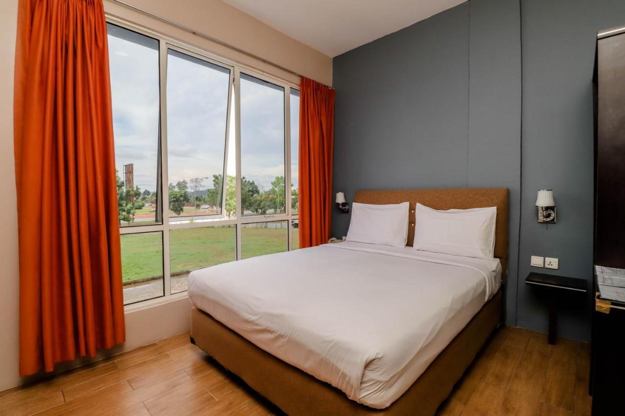 Blitz Hotel Batam Near Sultan Mahmud Ri'Ayat Shah Sekupang Buitenkant foto